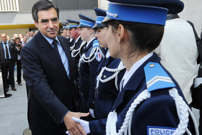François Fillon, alors premier ministre, salue des policiers lors de l'inauguration du nouveau commissariat d'Ermont (Val-d'Oise), le 21 mai 2010.
