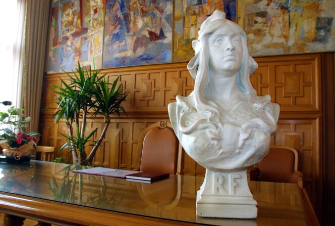 Le buste de Marianne, symbole de la République, dans un des bureaux de la mairie de Lille.