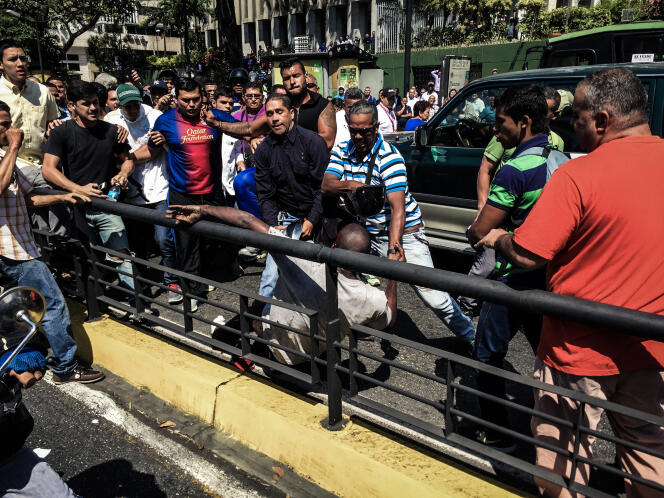 Un voleur présumé frappé par la foule, à Caracas, le 25 février 2016.
