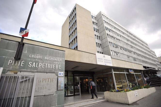 Devant l’hôpital de la Pitié-Salpêtrière, en avril 2009, à Paris.