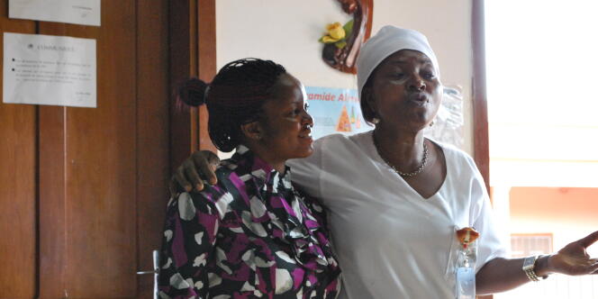 Mekness Ijang de la start-up Gifted Mom (à gauche) en compagnie d’une personne de l’équipe médicale de l’hôpital Saint-Martin-de-Porrès, de Yaoundé.
