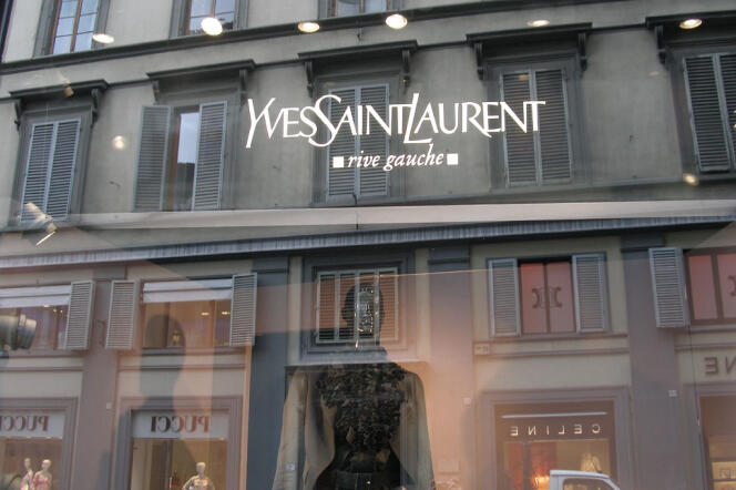 Une boutique Yves Saint Laurent.