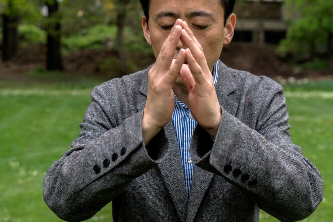 Le professeur Liu Bingkai fait la démonstration des gestes de mise en condition avant une séance de qi gong.