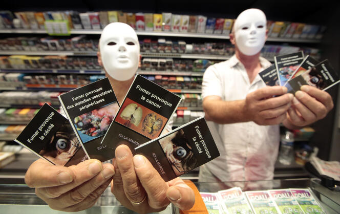 Des buralistes brandissent de faux paquets neutres inspirés de l’expérience australienne, à Cagnes-sur-Mer, en septembre 2015.