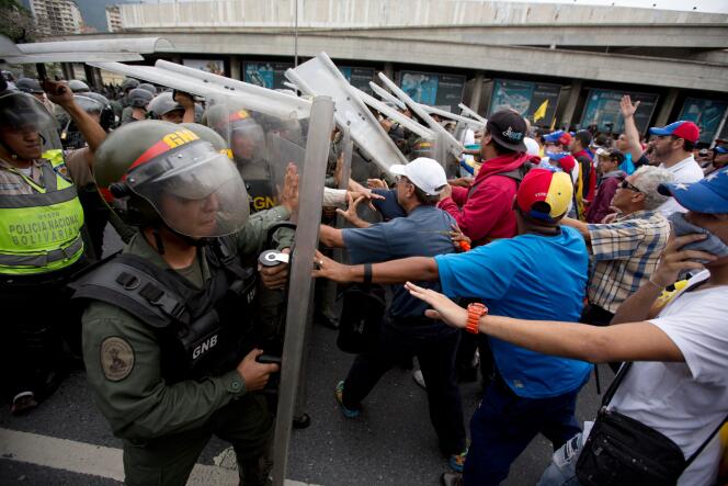 Des manifestants anti-gouvernement tentent d’accéder au Conseil national de l’électricité, le 11 mai à Caracas.