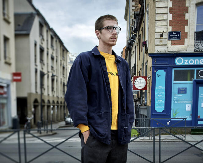 Jean-François Martin pose près de l’endroit où un projectile lui a fait perdre son oeil lors de la manifestation du 28 avril 2016.