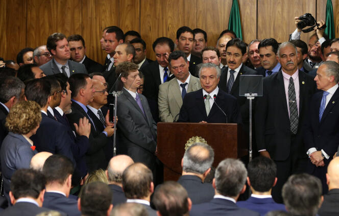 Le président brésilien par intérim, Michel Temer, entouré de ses ministres, tous des hommes blancs et âgés pour la plupart, au palais Planalto à Brasilia, le 12 mai 2016.