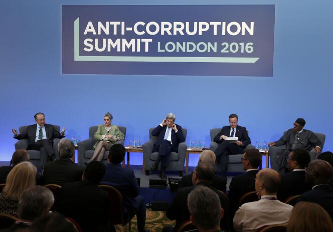 De gauche à droite : le Président de la banque mondiale, Jom Yong Kim ; Sarah Chayes ; le secrétaire d’Etat américain John Kerry ; le Premier ministre britannique David Cameron et le Président du Nigéria Muhammadu Buhari, au sommet anti-corruption de Londres.