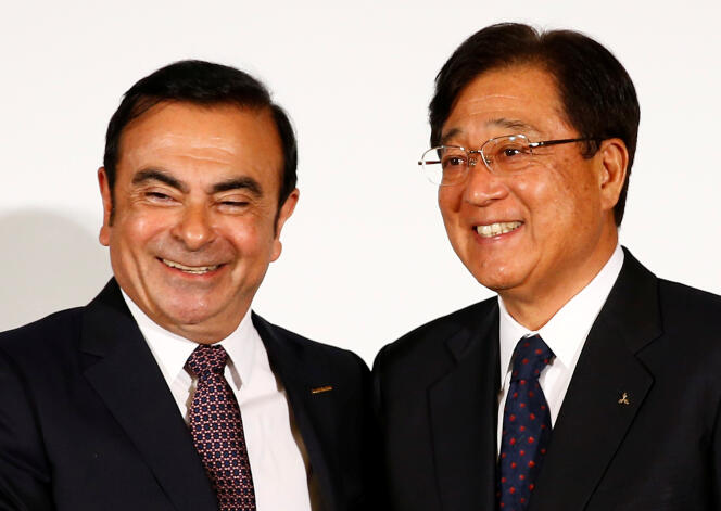 Carlos Ghosn, le PDG de Nissan, et Osamu Masuko, le président du conseil d’administration de Mitsubishi, lors de leur conférence de presse commune à Yokohama, au Japon, jeudi 12 mai.