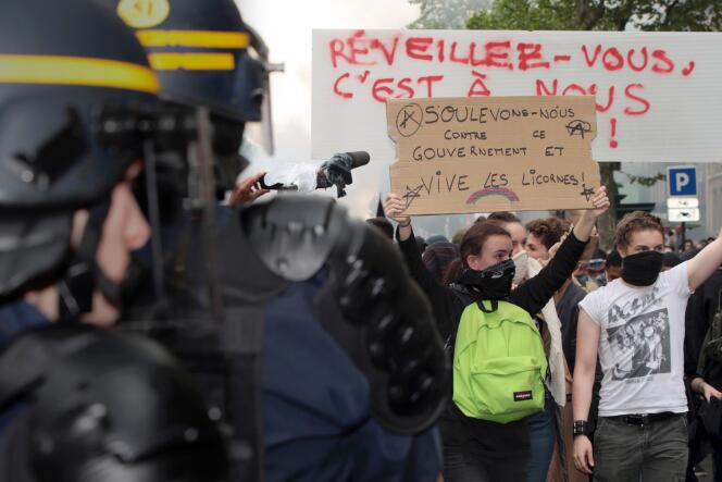 Lors d’une manifestation contre la loi travail, le 12 mai, des manifestants face à des CRS, à Paris.