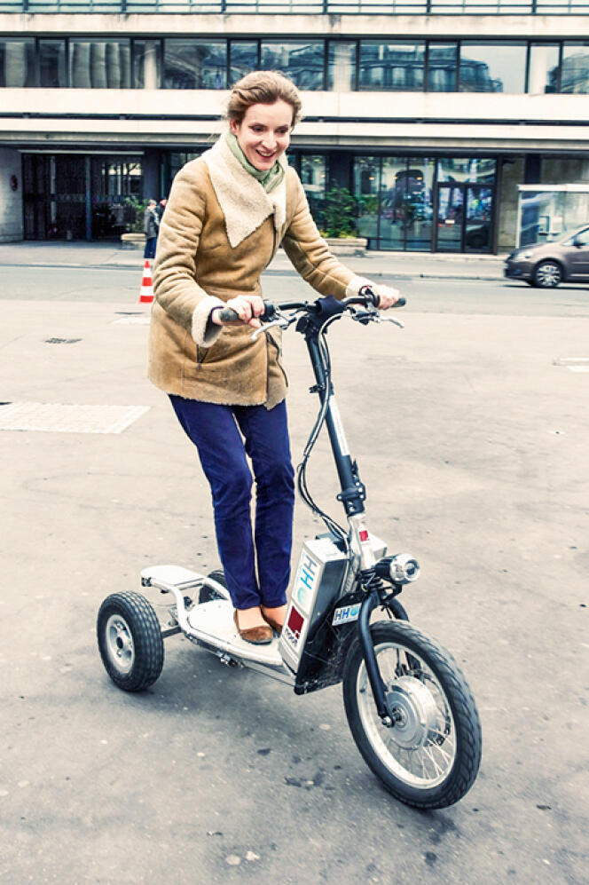 Le 6 Avril 2013, Nathalie Kosciusko-Morizet essaie un Bikeboard place de la Bourse, à Paris, dans le cadre de la semaine du développement durable.