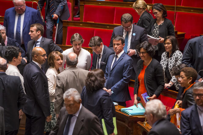 Manuel Valls et Myriam El Khomri participent à la discussion autour de la motion de censure posée par la droite, jeudi 12 mai, à l’Assemblée.