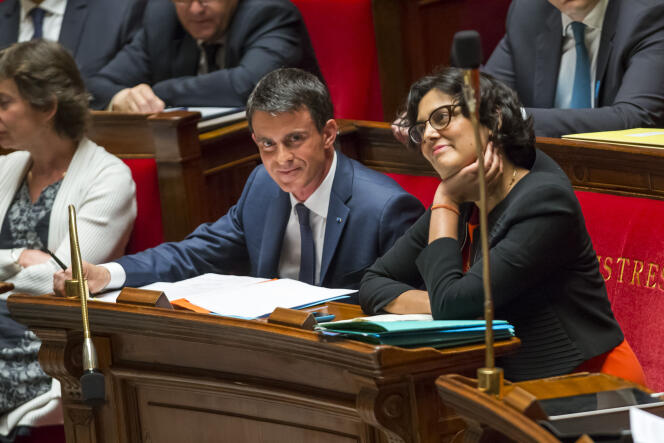 Manuel Valls  et Myriam El Khomri lors du débat sur  la motion de censure à l’Assemblée nationale à Paris, le jeudi 12 mai 2016.