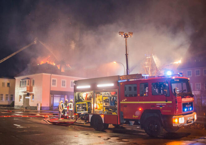En février, dans la ville de Bauzen, dans l’est du pays, un ancien hôtel en cours de rénovation pour devenir un foyer de demandeurs d’asile avait été incendié.