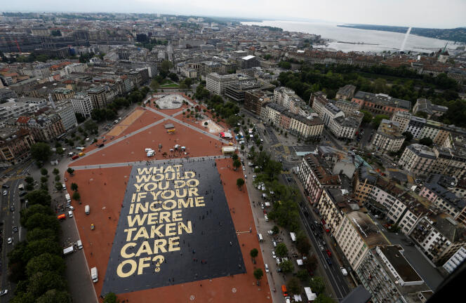 Une affiche géante vantant le revenu de base à Genève, en Suisse, le 14 mai.