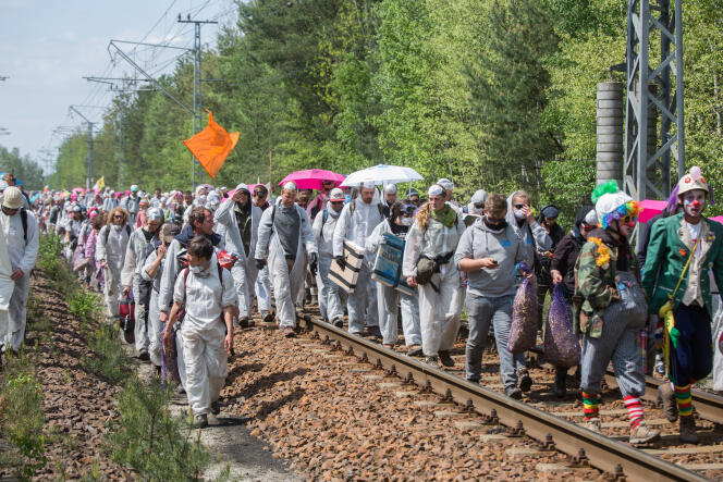Des militants bloquent les rails menant à la centrale de charbon Schwarze Pumpe, dans la région de Lusace, en Allemagne, samedi 14 mai 2016.