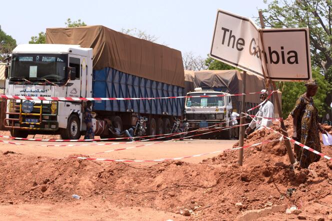Camions bloqués au poste frontière de Keur Ayip au Sénégal, le 9 mai 2016.  La circulation des camions est suspendue depuis février entre la Gambie et le Sénégal, suite à la multiplication par cent des droits de transit gambiens.