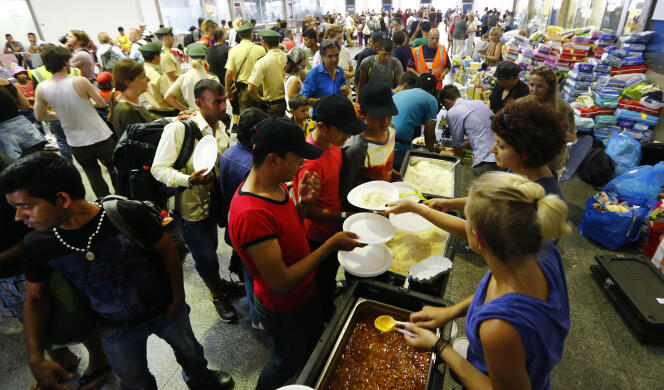 Des volontaires participent à une distribution de nourriture pour des réfugiés en provenance de Budapest, à la gare de Munich, en Allemagne, le 1er septembre 2015.