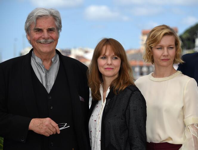 De gauche à droite : l’acteur Peter Simonischek, la réalisatrice Maren Ade et l’actrice Sandra Huller lors de la présentation du film « Toni Erdmann »  au 69e Festival de Cannes, le 14 mai 2016.