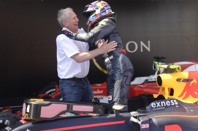 Max Verstappen et le consultant de courses Red Bull Racing Helmut Markko célèbrent la victoire, le 15 mai à Montmelo (Espagne).
