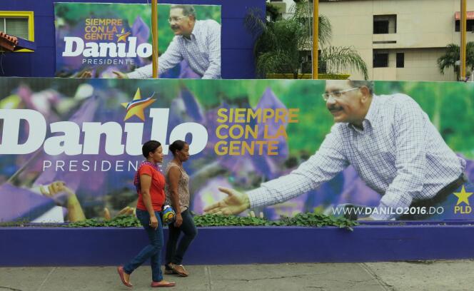 Affiches de campagne du président Danilo Medina dans les rues de Saint Domingue le 15 Mai.
