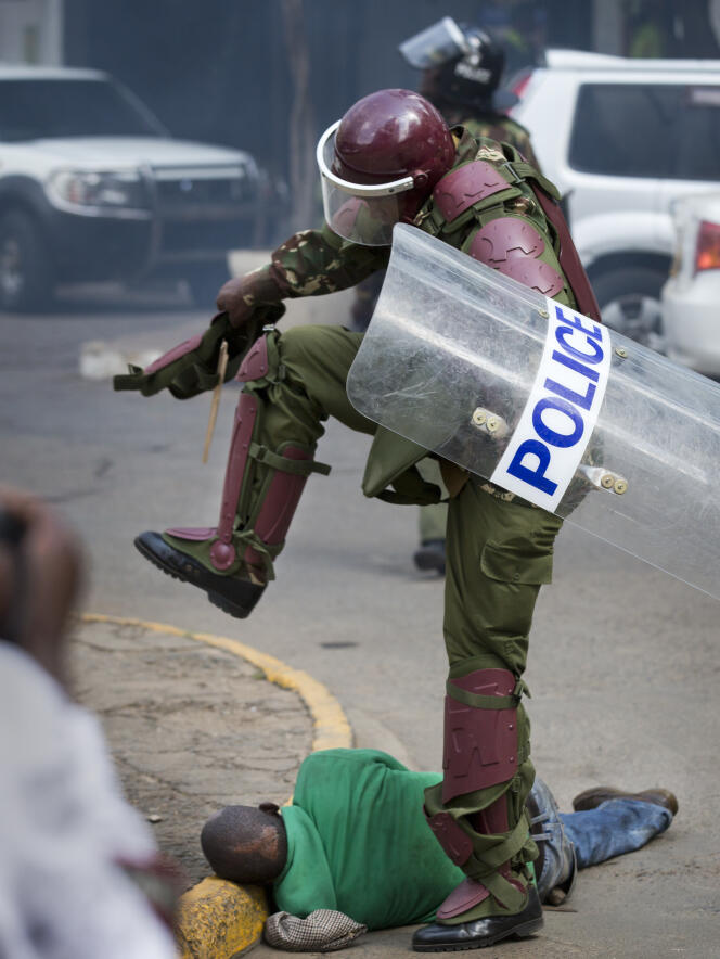 Un policier kényan frappe un manifestant à terre, le 16 mai 2016, à Nairobi, la capitale du Kenya.