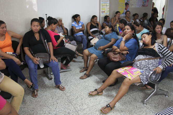 Une salle d’attente dans une maternité à Maracaibo, en juin 2015.