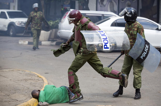 Un policier kényan frappe un manifestant à terre, à Nairobi, la capitale du Kenya, le 16 mai 2016.