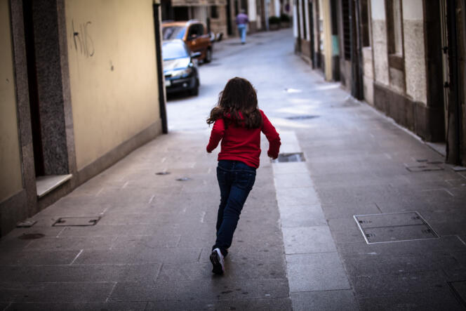 Les enfants grandissent désormais dans des espaces délimités qui leur sont réservés, mais dont la rue est exclue.