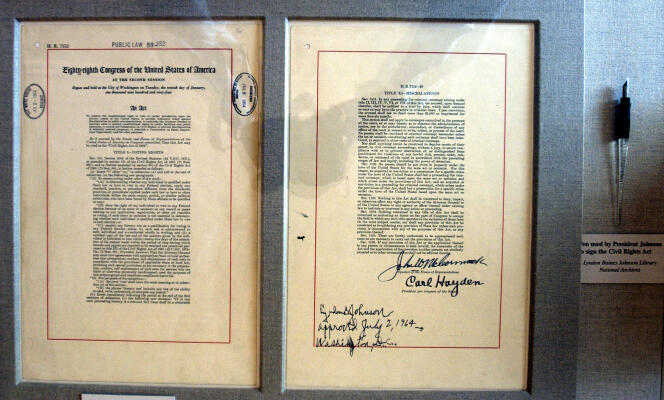 Le Titre VII du Civil Rights Act de 1964 est exposé à la Maison blanche. A droite, le stylo avec lequel le président Lyndon B. Johnson l’a signé.