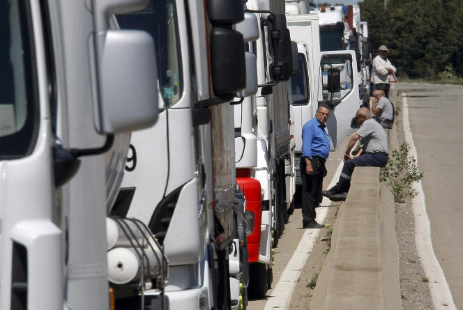 Des routiers bloquent la route près de Fos-sur-Mer, dans les Bouches-du-Rhône, le 17 mai.