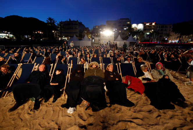 Des spectateurs attendent le début d’une diffusion nocturne sur la Croisette, durant le 69e Festival de Cannes, le 17 mai.