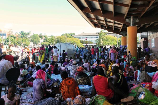 500 personnes, expulsées le 15 mai par des habitants, se sont réfugiées place de la République à Mamoudzou (chef-lieu de l’île).