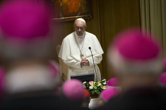 Le Pape François devant la conférence episcopale au Vatican le 16 mai 2016.