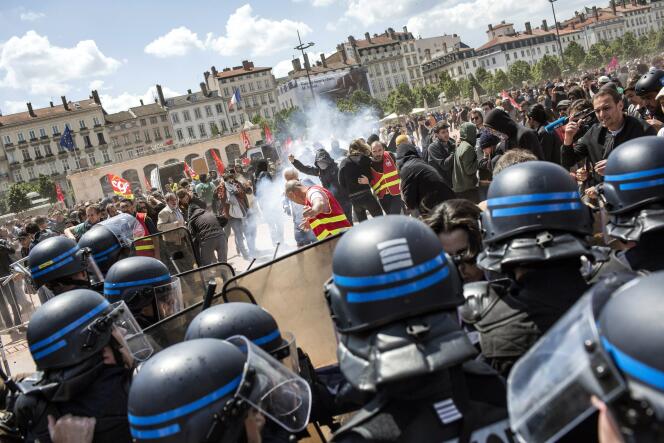 Un affrontement entre des policiers et des manifestants à Lyon, le 17 mai.