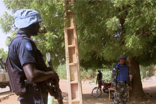 Un casque bleu de la Mission multidimensionnelle intégrée des Nations Unies pour la stabilisation au Mali (Minusma) à Gao, dans le nord du Mali, le 18 mai.