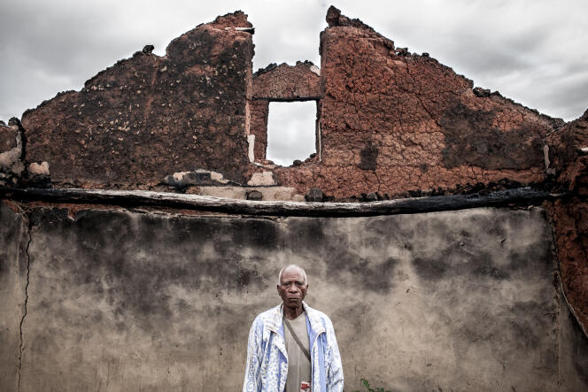 Un habitant pose dans les ruines de sa maison où il tenait une épicerie, en février 2013 à Madagascar.