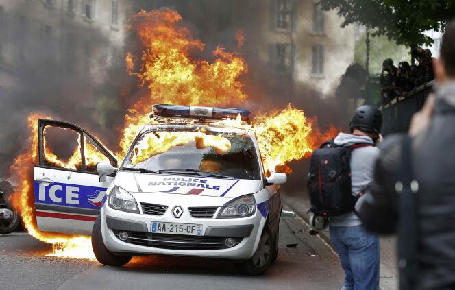 Une voiture de police a été incendiée le 18 mai à Paris, en marge d’un rassemblement organisé par les polciiers contre la « haine anti-flic ».