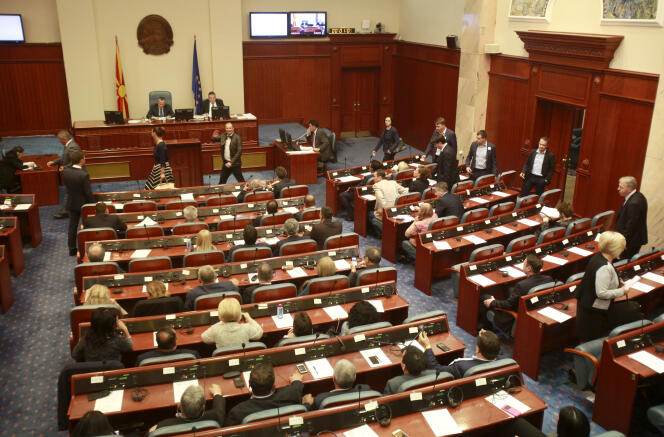 Le Parlement macédonien a adopté une modification de la loi électorale qui induit le report des élections législatives contestées du 5 juin.
