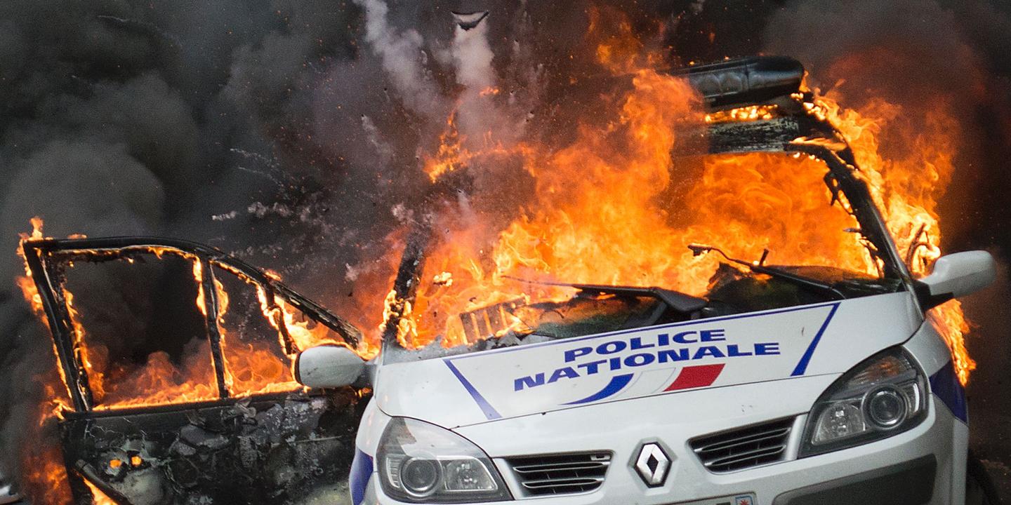 Une Vidéo Montre Lassaut Contre La Voiture De Police Incendiée à Paris