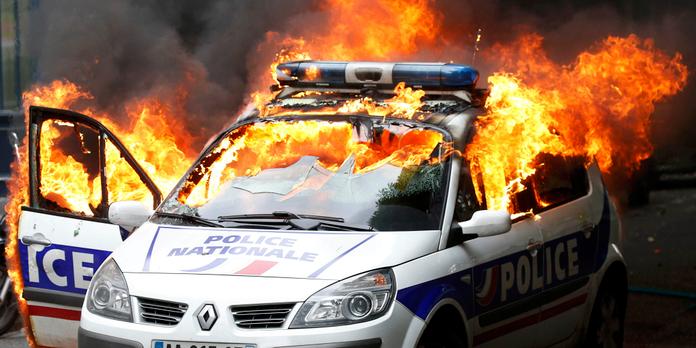 Une Voiture De Police Incendiee En Marge De La Manifestation A Paris