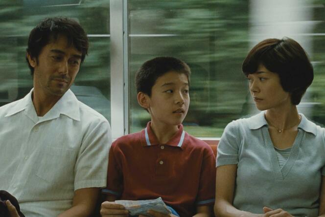 Hiroshi Abe, Yoshizawa Taiyo et Yoko Maki dans le film japonais d’Hirokazu Kore-Eda, « Après la tempête » (« Umi yori mo Mada Fukaku »).