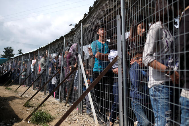 Des réfugiés font la queue pour obtenir de la nourriture dans un camp situé à Idomeni, à la frontière de la Grèce et de la Macédoine, le 11 mai 2016.