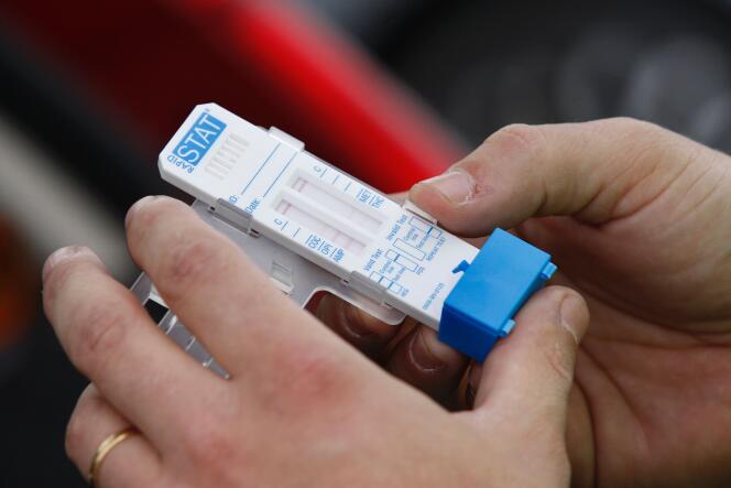 Un test salivaire de detection de drogue  lors d’un contrôle par la gendarmerie dans les Yvelines en 2011.