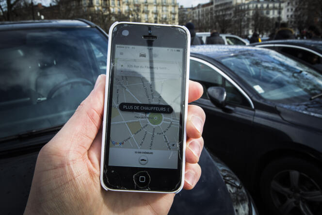 Un homme tient un iphone le 9 janvier à Paris.