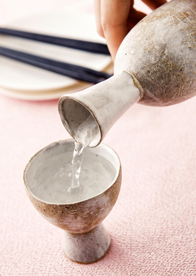 Les sakés sont fabriqués selon un processus artisanal méticuleux, qui inclut un polissage millimétré et une fermentation lente, et qui titrent à peine plus qu’un vin rouge, entre 14° et 17°.