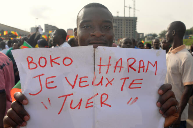 Un Camerounais manifeste contre Boko Haram le 28 février 2015, à Yaoundé. Ces derniers mois, le groupe terroriste a multiplié les attentats-suicides dans le nord du Cameroun.