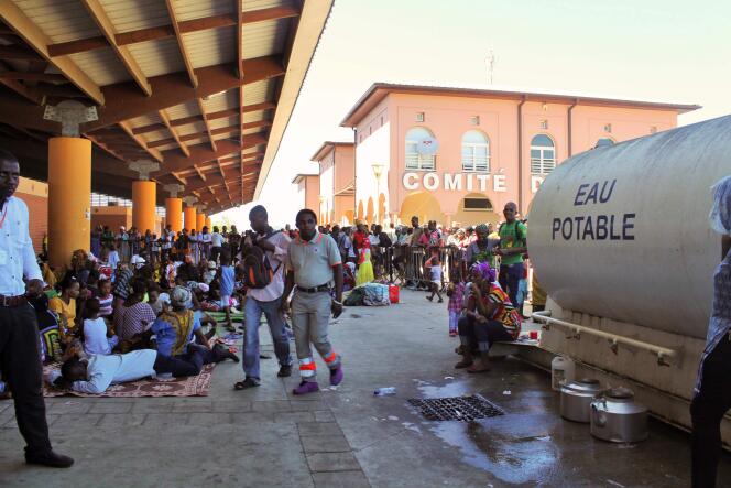 La Croix-Rouge  est venue en aide à près de 5000 « immigrants illegaux » pour la plus comoriens qui ont passé la nuit du 15 au 16 mai sur la place de la République à Mamoudzou.