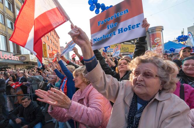 Des partisans de Norbert Hofer, le candidat du FPÖ, le 20 mai à Vienne.