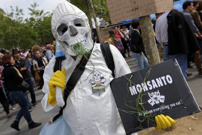 Un militant écologiste dénonce l’usage du glyphosate dans le Roundup de Monsanto, à Paris, le 21 mai 2016.